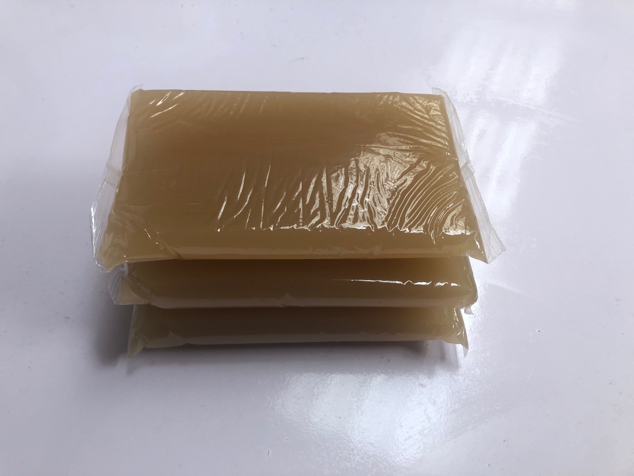 蛋白膠的泡沫比較多，可以選擇蛋白膠消泡劑